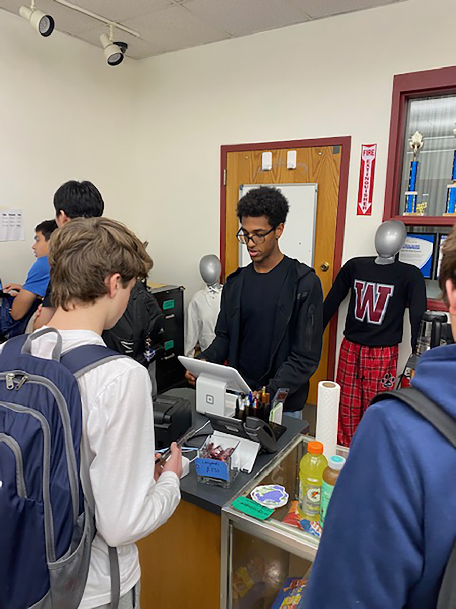 Students purchase snacks at the Cat’s Den.